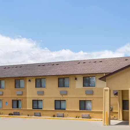 Hotel Super 8 By Wyndham Newton Extérieur photo