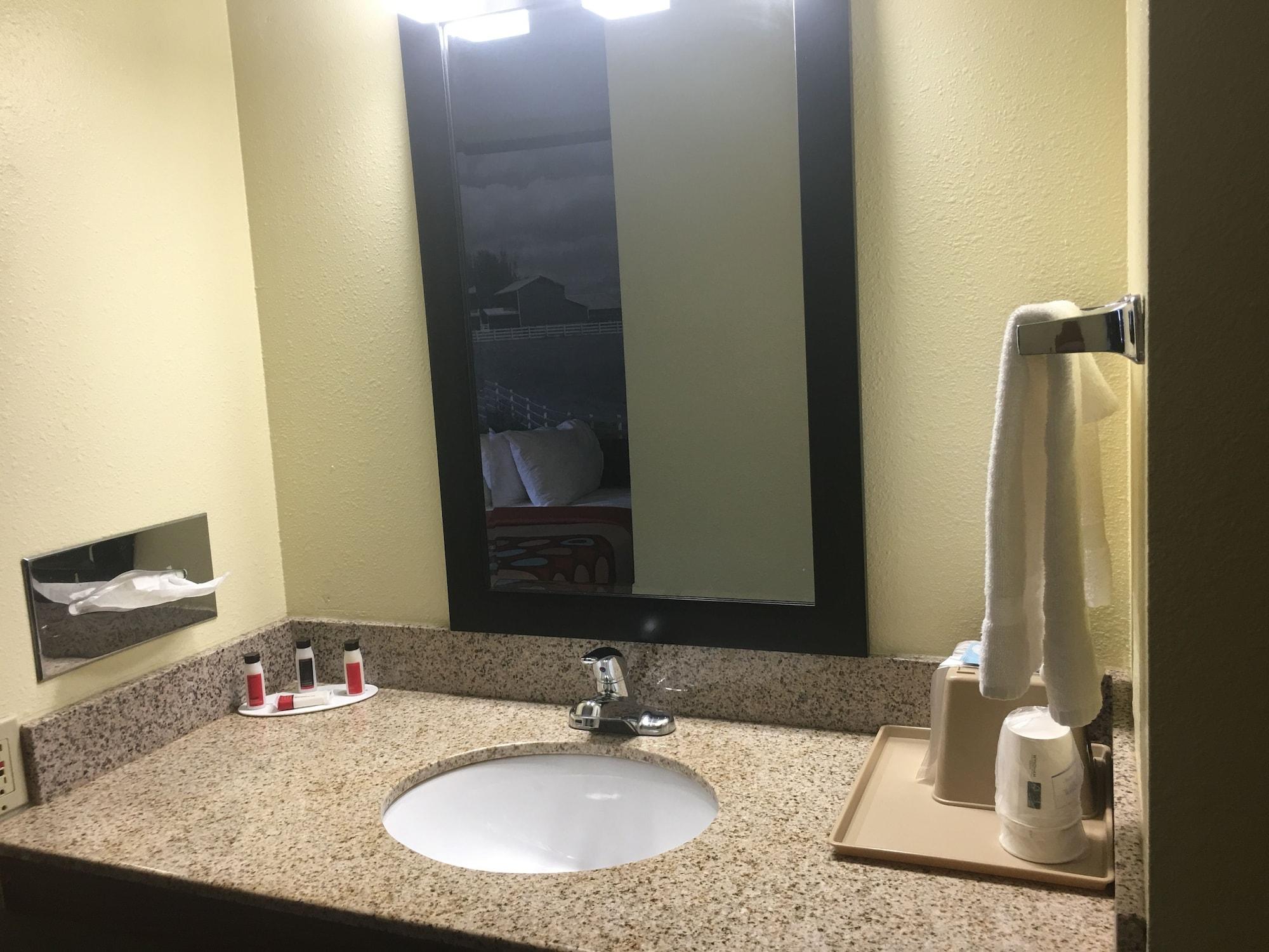 Hotel Super 8 By Wyndham Newton Extérieur photo